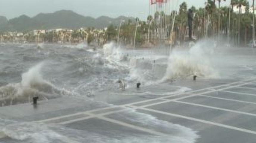 Lodos Marmaris'i toz duman etti