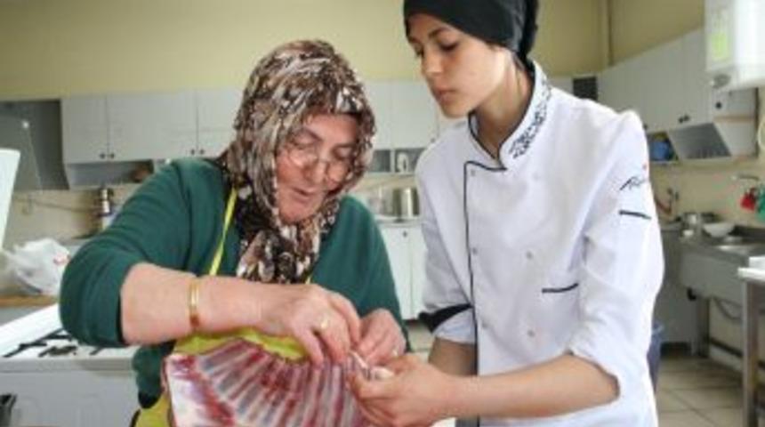 Erzincanlı kadınlar y&ouml;resel yemeklerin en iyisini yapmak i&ccedil;in yarıştı