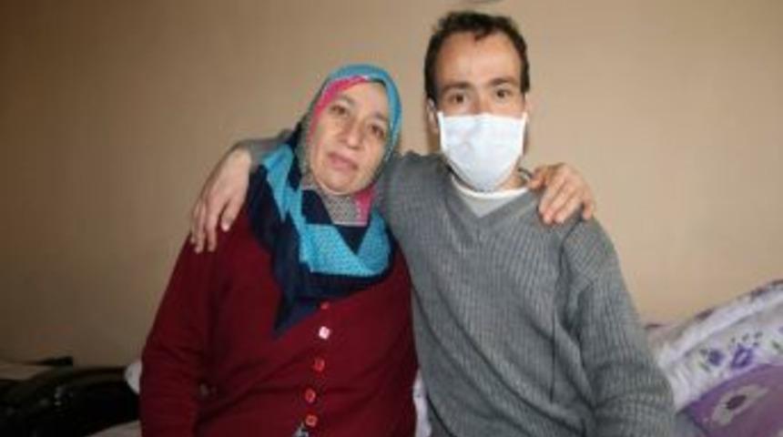 Annesi b&ouml;breğini bağışladı, 20 yıllık hastalığından kurtuldu