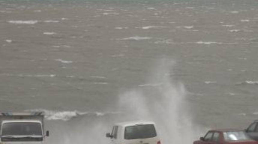 Fırtına, Eğirdir G&ouml;l&uuml;&rsquo;nde dev dalgalar oluşturdu