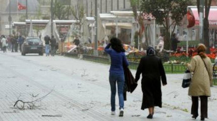 İstanbul fırtınaya teslim oldu