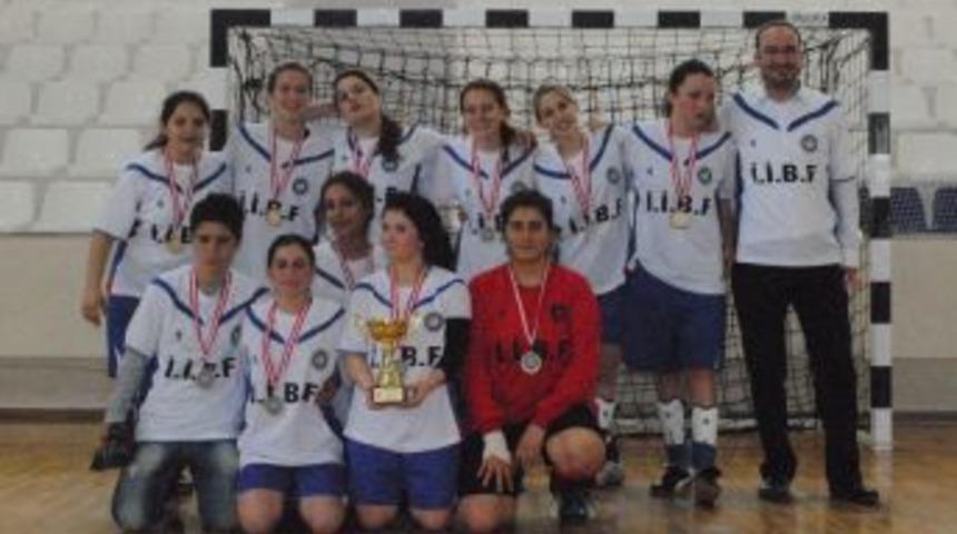 Bayan Futbolda Şampiyon İktisadi Ve İdari Bilimler Fak&uuml;ltesi