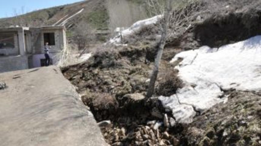 Tatvan&rsquo;da gece gelen heyelandan kılpayı kurtuldular
