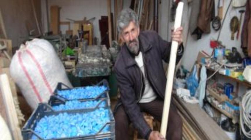 Engellilere sandalye alabilmek için çöplerden 25 bin kapak topladı