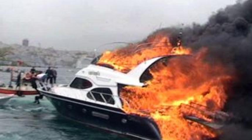 Sarayburnu a&ccedil;ıklarında l&uuml;ks yat alev alev yandı