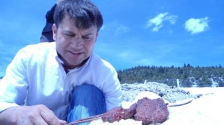 G&ouml;ller'de kar &uuml;zerinde ekmek arası sucuk keyfi