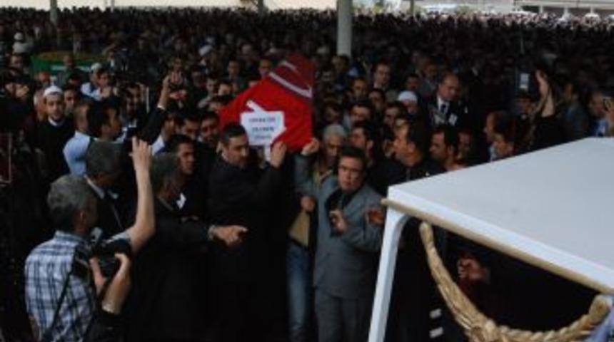 Gaziantep'de bı&ccedil;aklı saldırıya uğrayan doktor toprağa verildi