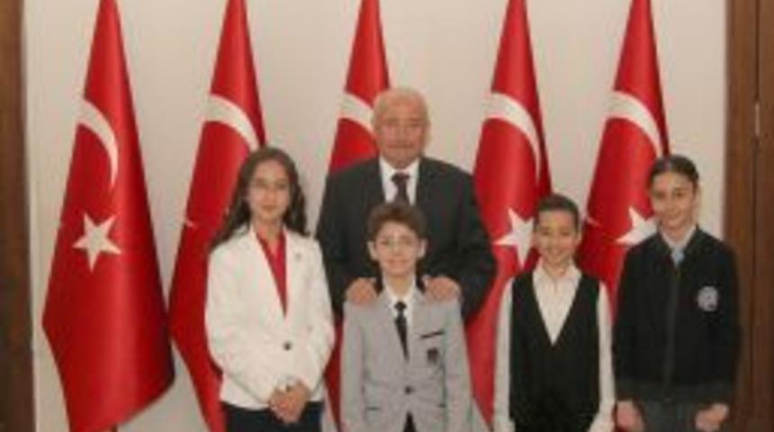 Ankara Valisi Yüksel, koltuğunu 'çocuk vali'ye teslim etti