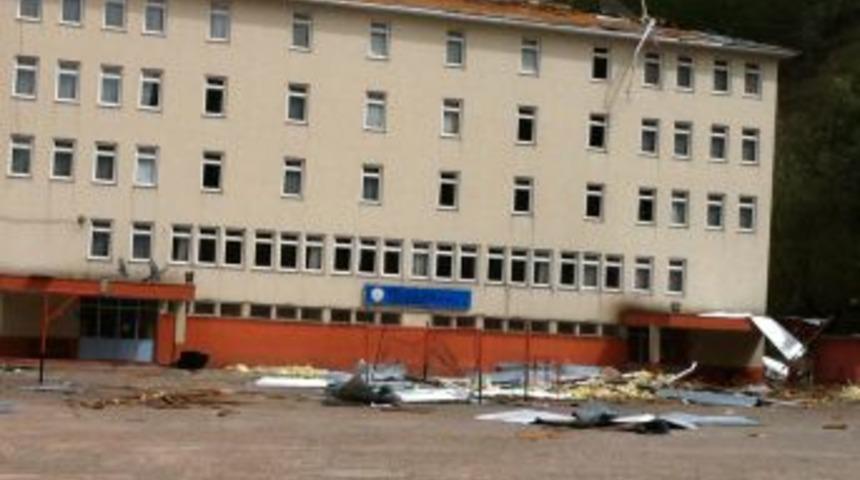 Fırtına, Bartın'da okulların &ccedil;atısını u&ccedil;urdu
