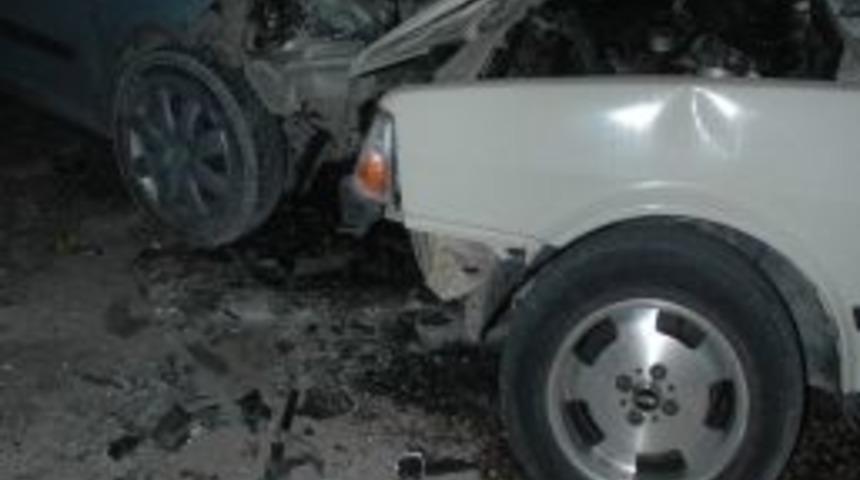 Otomobiller Kafa Kafaya &Ccedil;arpıştı: 5 Yaralı