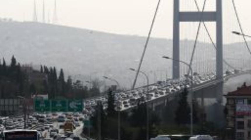 Boğazi&ccedil;i K&ouml;pr&uuml;s&uuml; fırtına nedeniyle ilk kez trafiğe kapatıldı