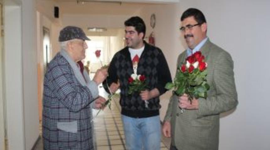 POLİAD &uuml;yeleri huzurevindeki yaşlılara Kutlu Doğum g&uuml;l&uuml; dağıttı