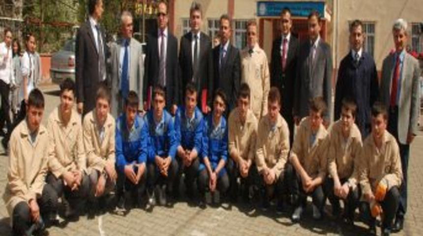 Liseli &ouml;ğrenciler, okulları masrafsız bir şekilde tamir ediyor