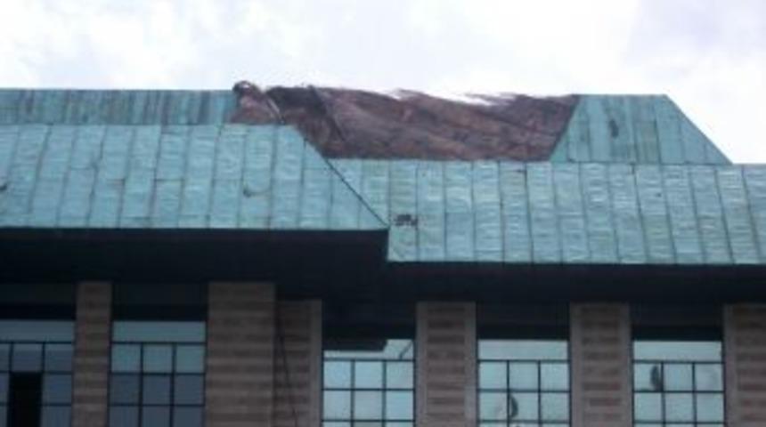 Cemal Reşit Rey Salonu'nun &ccedil;atısındaki kurşunlar kağıt gibi s&ouml;k&uuml;ld&uuml;