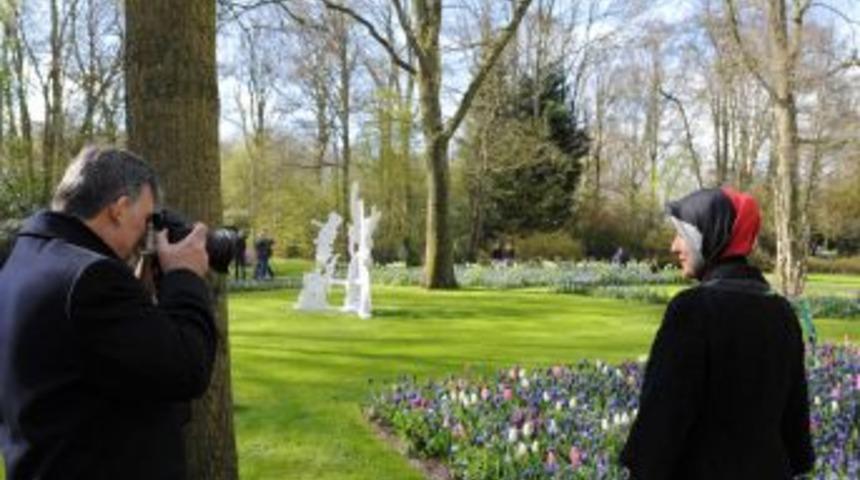 G&uuml;l, lale bah&ccedil;esinde eşinin fotoğraflarını &ccedil;ekti
