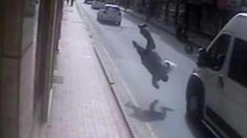 Minib&uuml;s yayaya b&ouml;yle &ccedil;arptı