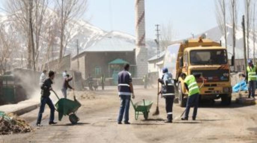 Paland&ouml;ken Belediyesi, gccekondu semtlerinde temizlik &ccedil;alışması başlattı