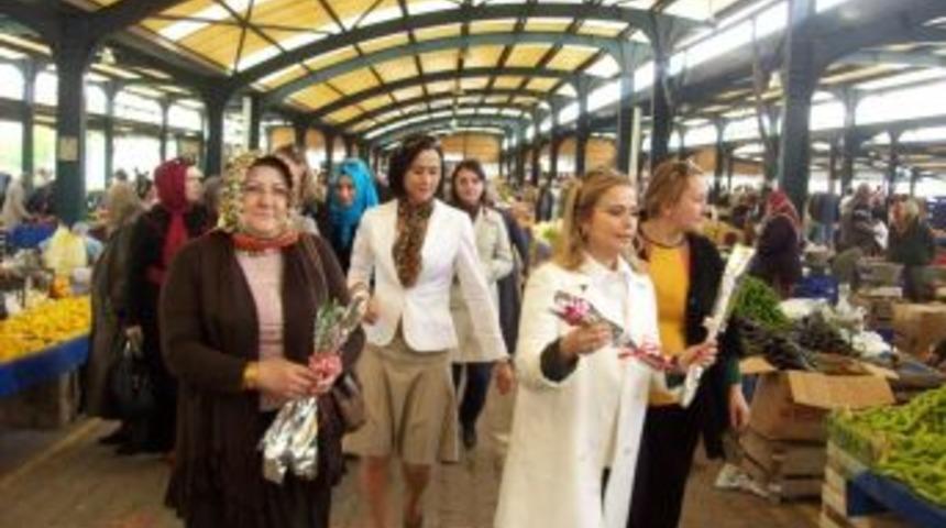 AK Partili hanımlar hadis yazılı karanfil dağıttı
