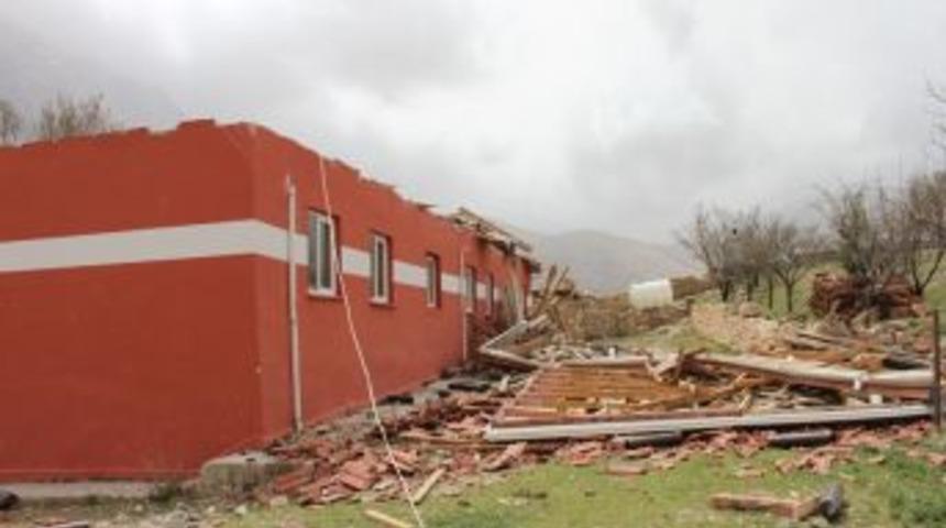 &Ouml;ğrenciler derste iken okulun &ccedil;atısı u&ccedil;tu