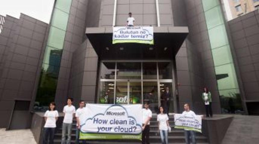 Greenpeace &Uuml;yeleri, Mıcrosoft'un Binasına Tırmandı