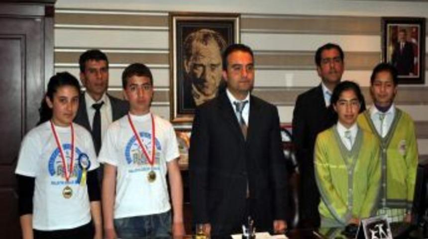 Dereceye Giren &Ouml;ğrenciler Kaymakamı Ziyaret Etti