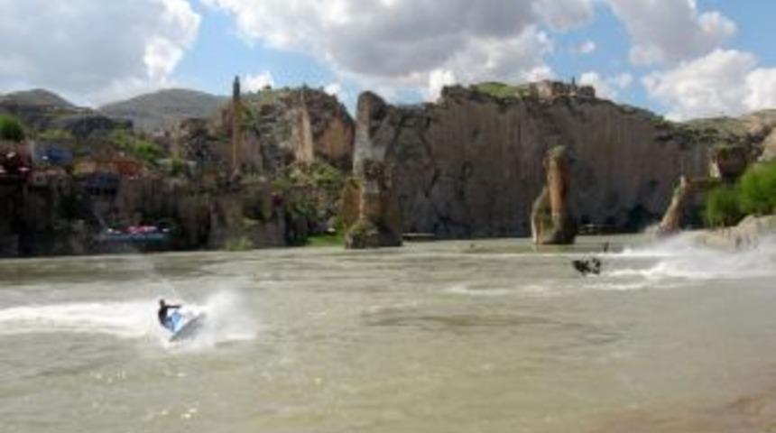 Hasankeyf'te kelek yarışı yapıldı