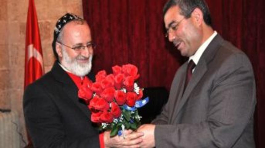 M&uuml;ft&uuml; Coşkun, Metroplit &Ouml;zmen&rsquo;e Kutlu Doğum anısına g&uuml;l takdim etti