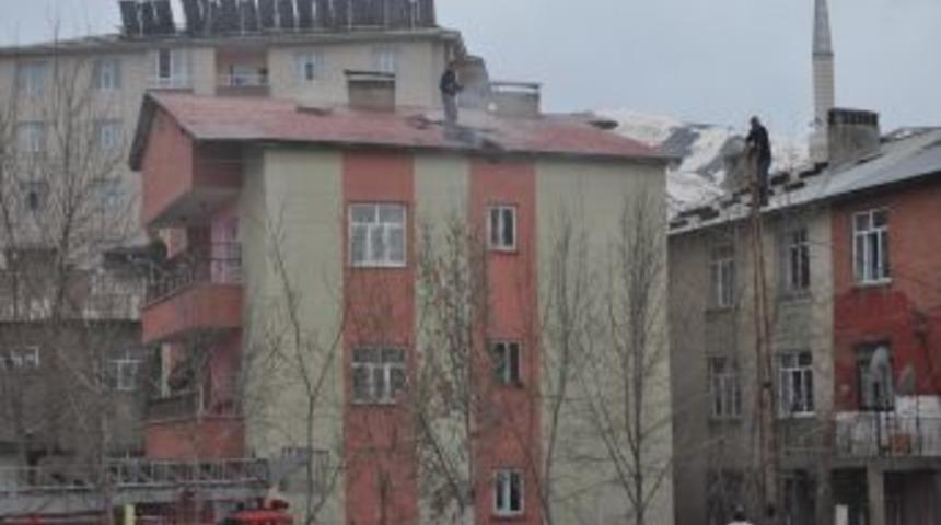 3 katlı evin &ccedil;atısında yangın &ccedil;ıktı