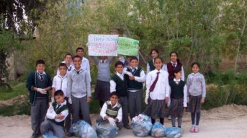 &Ouml;ğrenciler, k&ouml;yde temizlk &ccedil;alışması yaptı