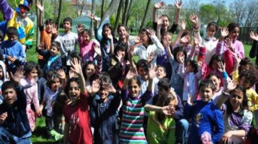 Depremzede &ccedil;ocukların 23 Nisan eğlencesi