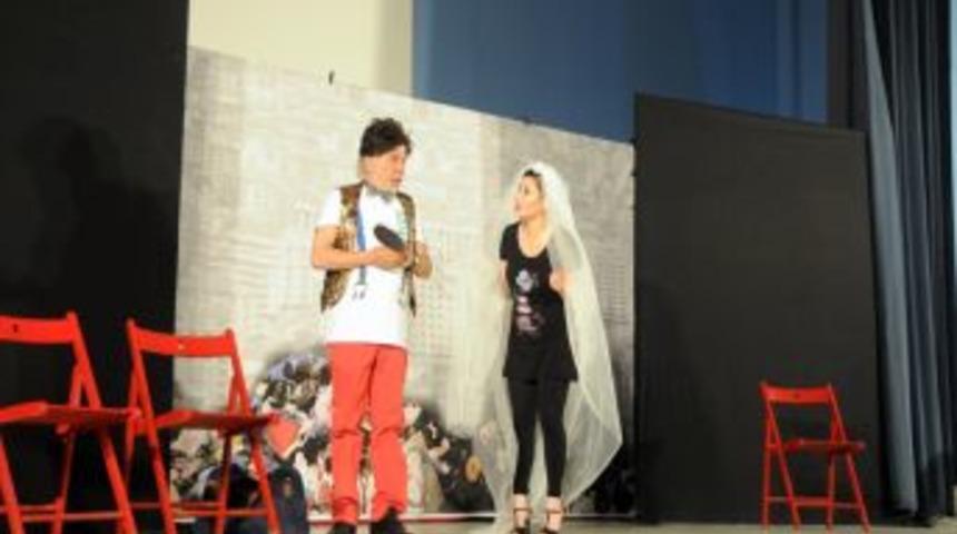 Abdullah Şahin Nokta Tiyatrosu, perdesini '&Ouml;ld&uuml;m &Ouml;ld&uuml;m Dirildim' oyunu ile a&ccedil;tı