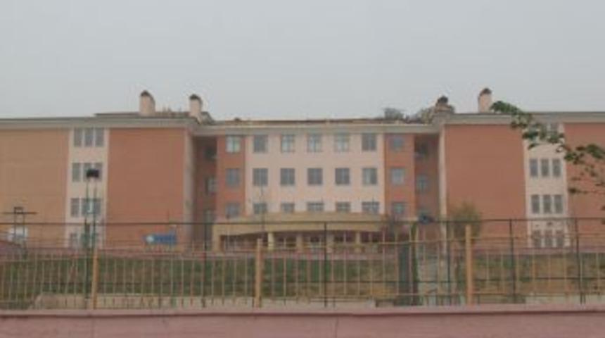 Fırtına, okulun &ccedil;atısını u&ccedil;urdu