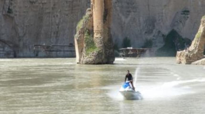 Suya d&uuml;şen yarışmacının yardımına jetski yetişti