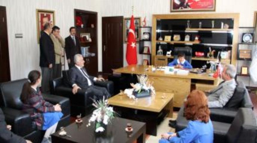 K&uuml;&ccedil;&uuml;k başkan okullara spor salonu yaptırılmasını istedi