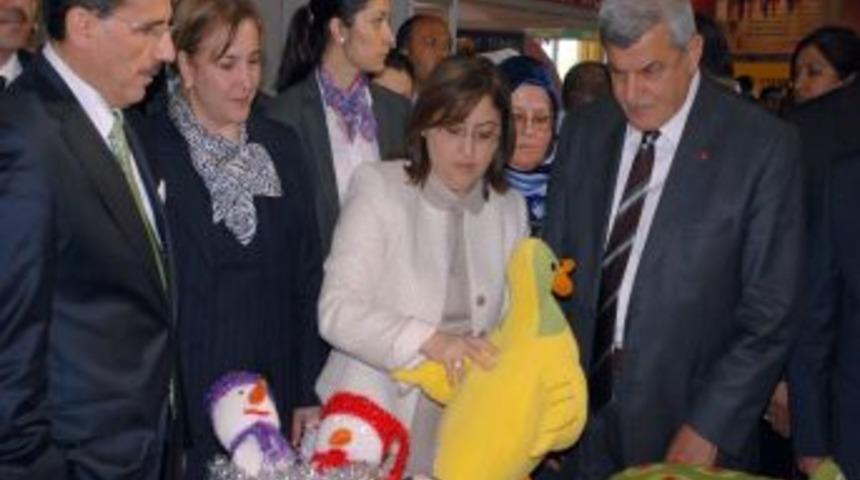 Bakan Şahin, '&Ccedil;ocuk Y&uuml;zl&uuml; &Ouml;d&uuml;ller' t&ouml;renine katıldı