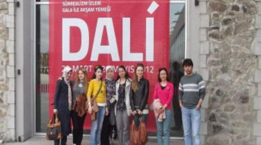 Kursiyerler 'Salvador Dali' resim sergisini gezdi