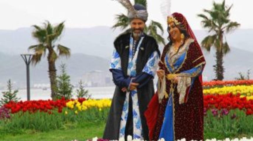 T&uuml;rkan Şoray Tarihi Kost&uuml;mleriyle Sekapark'ı Gezdi