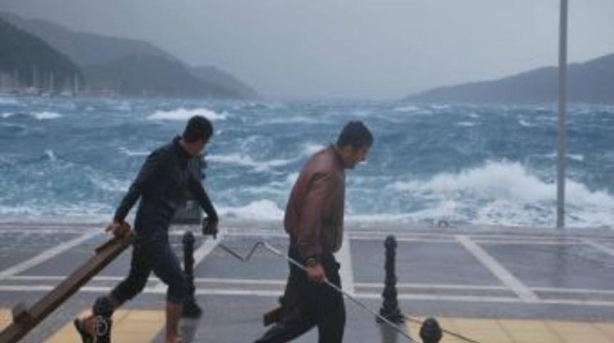 Marmaris'te Fırtına Hayatı Felç Etti