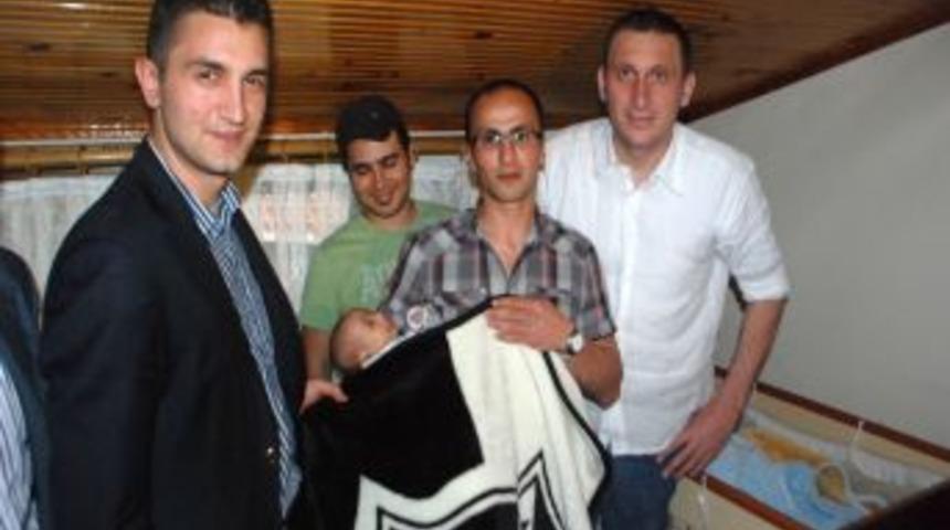 Takımına olan aşkından yeni doğan &ccedil;ocuğuna Beşiktaş ismini koydu
