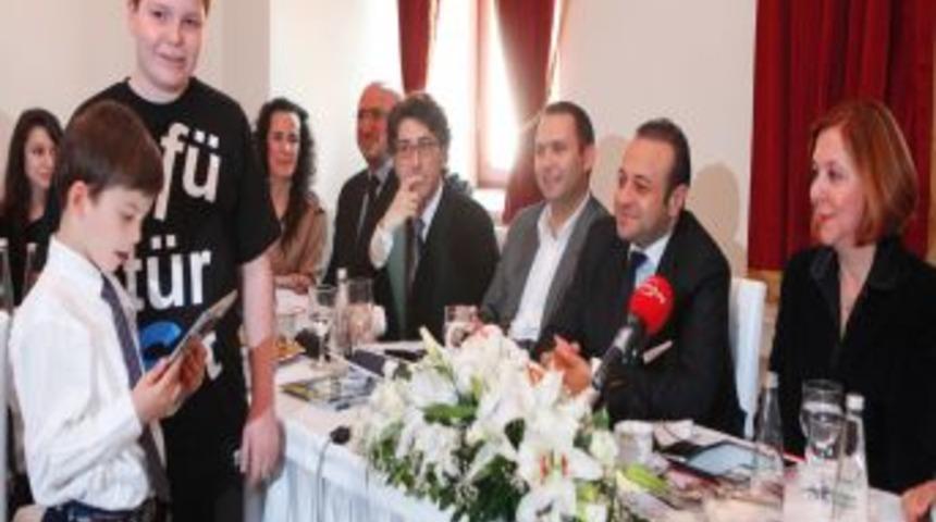 Egemen Bağış, f&uuml;t&uuml;ristleri ağırladı