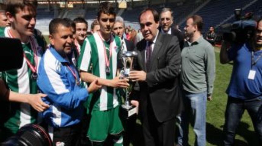 Bursaspor, Fenerbah&ccedil;e'yi 3-0 yendi kupayı Demir&ouml;ren verdi