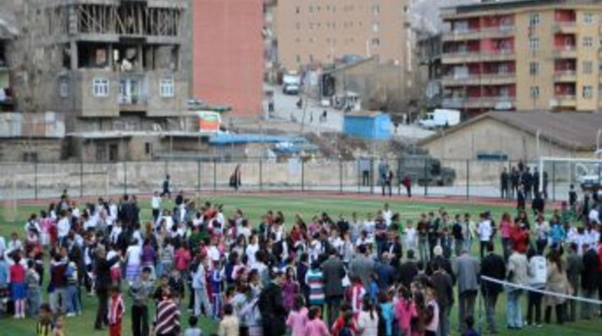 Hakkari'de &Ccedil;ocuk Şenliği halaylarla kutlandı