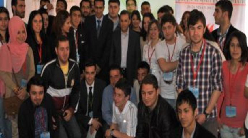 T&uuml;rkiye'nin farklı illerinden gelen gen&ccedil;ler Hakkari'de buluştu