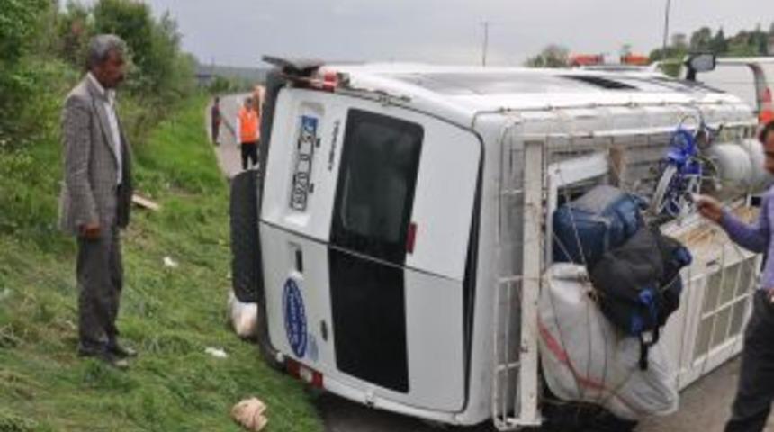 Tem Otoyolunda Tekeri Patlayan Minib&uuml;s Devrildi: 12 Yaralı