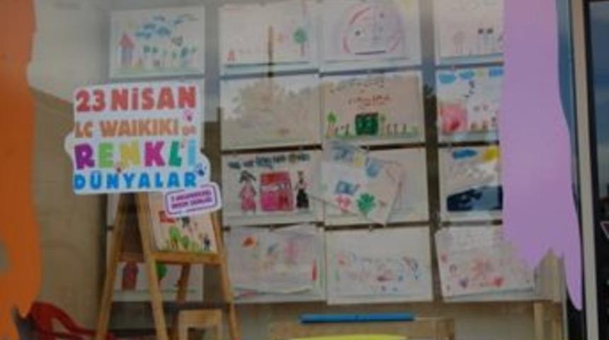&Ccedil;ocuklar vitrinde resim yaptı
