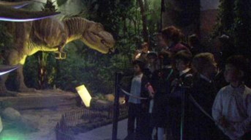 Ankamall'daki 'dinozorlar Sergisi'ne Yabancı &Ouml;ğrencilerden B&uuml;y&uuml;k İlgi