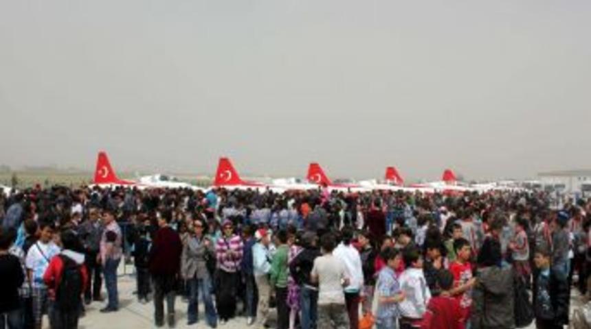 T&uuml;rk Yıldızları'nın Şovuna R&uuml;zgar Engeli