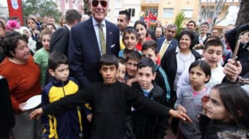 Uğur D&uuml;ndar, İzmir'de Adının Verildiği Parkın A&ccedil;ılışına Katıldı