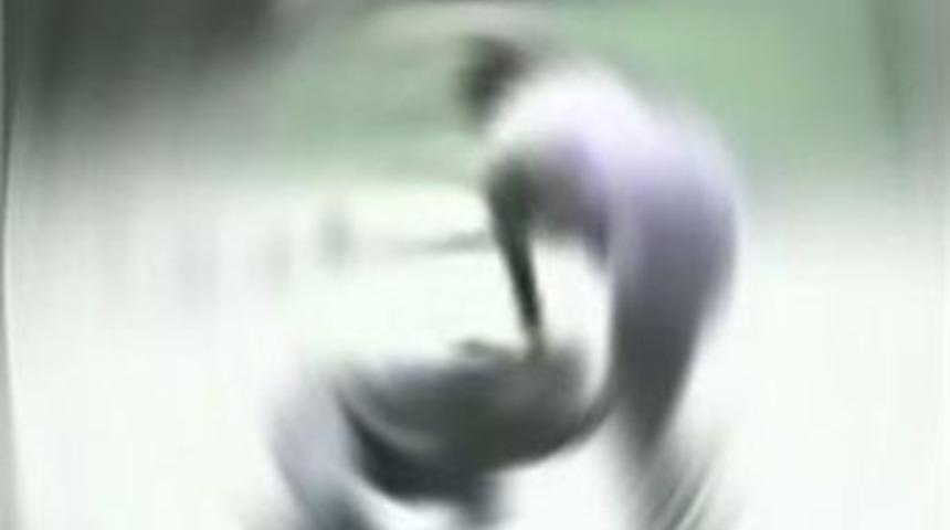 Yoldan ge&ccedil;en kıza cinsel organını g&ouml;sterince