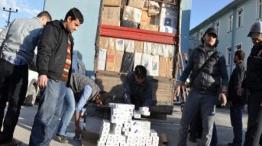 'Ev eşyası taşıyorum' dediği kamyondan ka&ccedil;ak sigara &ccedil;ıktı